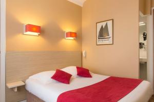 Postel nebo postele na pokoji v ubytování Brit Hôtel Confort Cléria Lorient Centre