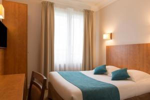 Postel nebo postele na pokoji v ubytování Brit Hôtel Confort Cléria Lorient Centre