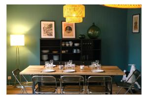 mesa de comedor con sillas y lámpara en Cosy appart 80m2 hyper centre/vieux Lille, en Lille 6 fotos más