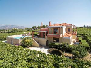 une maison avec une piscine dans un champ dans l'établissement Cretan Vineyard Hill Villa, à Káto Kalésia