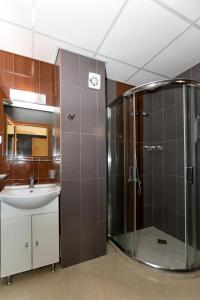 y baño con ducha y lavamanos. en Villa Santa Maria, en Tsigov Chark
