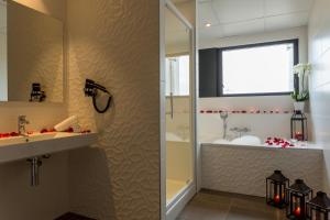 Baðherbergi á Hôtel Originals City, Armony Dijon - Chenôve