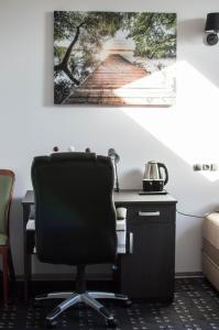 d'un bureau avec une chaise et une photo de pont. dans l'établissement Resort Jura, à Kroczyce