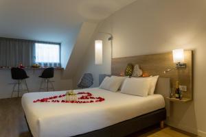 Rúm í herbergi á Hôtel Originals City, Armony Dijon - Chenôve