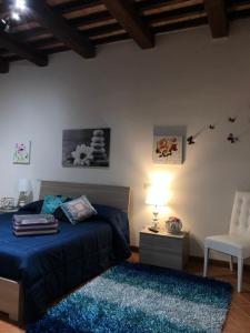a bedroom with a bed and a table and a chair at Via G Mameli 94 ZTL zona tempo libero in Spoleto