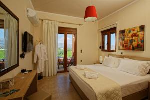 Katil atau katil-katil dalam bilik di Cretan Vineyard Hill Villa +30 gambar