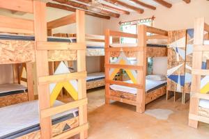 Palanda nebo palandy na pokoji v ubytování Tribu Hostel