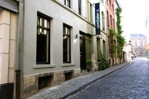 eine Kopfsteinpflasterstraße neben einem Gebäude in der Unterkunft Coeur Sablon in Brüssel