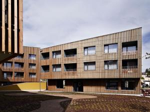 un gran edificio de ladrillo con muchas ventanas en Apartmán Krásná Lípa č. 1, en Krásná Lípa