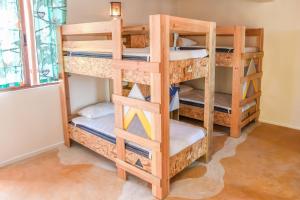 Postel nebo postele na pokoji v ubytování Tribu Hostel