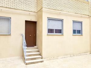 budynek ze schodami prowadzącymi do drzwi w obiekcie Apartamento Conde II w Saragossie