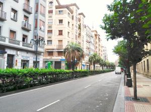 pusta ulica w mieście z wysokimi budynkami w obiekcie Apartamento Conde II w Saragossie