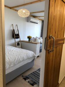 1 dormitorio con cama y lámpara de araña en A secret Oasis, en Eilat