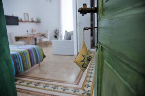 una puerta con una toalla colgada en la sala de estar en B&B Le Ferule, en Manfredonia