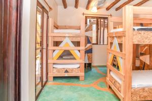 Postel nebo postele na pokoji v ubytování Tribu Hostel