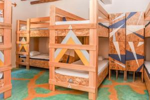 Palanda nebo palandy na pokoji v ubytování Tribu Hostel