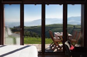 Habitaci&oacute;n con mesa y vistas a la monta&ntilde;a en Hotel Rural 3 Cabos, en El Vallin