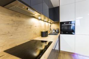 Kuchyňa alebo kuchynka v ubytovaní Nowy Apartament Atal Tower - Garaż - Taras Widokowy - Centrum