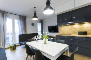 Kuchyňa alebo kuchynka v ubytovaní Nowy Apartament Atal Tower - Garaż - Taras Widokowy - Centrum