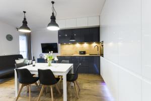 Kuchyňa alebo kuchynka v ubytovaní Nowy Apartament Atal Tower - Garaż - Taras Widokowy - Centrum