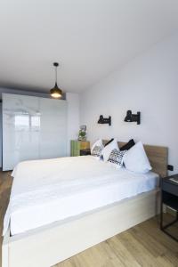Posteľ alebo postele v izbe v ubytovaní Nowy Apartament Atal Tower - Garaż - Taras Widokowy - Centrum