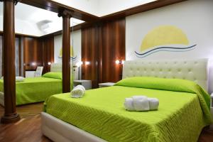 1 dormitorio con 2 camas con sábanas verdes en B&B Amalfi Coast Salerno, en Salerno