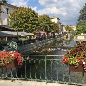 um canal numa cidade com flores em T Ô LUBERON em Cavaillon