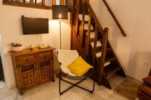 グラナダにあるMeraki Suites Dauroのリビングルーム(椅子、黄色い枕付)