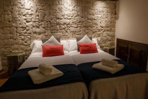 グラナダにあるMeraki Suites Dauroのベッドルーム1室(大型ベッド1台、タオル付)