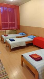 Un grupo de 4 camas en una habitación en Roosu Talu Accommodation, en Sulbi