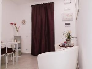 シラクーサにあるLa Casetta Di Lori Ortigiaのリビングルーム(椅子、窓付)