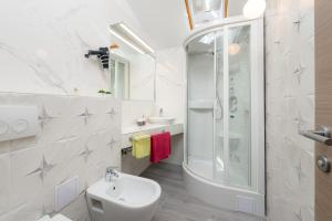 Kúpeľňa v ubytovaní Luxury Bellavista Amazing sea Holidays with Private Beach & Parking + 37 fotografií