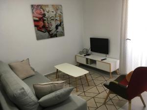 sala de estar con sofá y TV en Apartment "Las Palmeras", en Los Alcázares