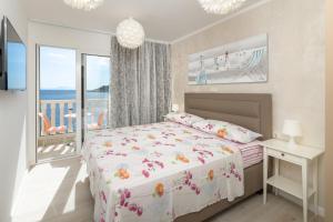 A bed or beds in a room at Luxury Bellavista Amazing sea Holidays with Private Beach & Parking