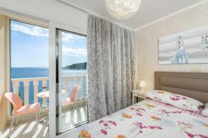 Posteľ alebo postele v izbe v ubytovaní Luxury Bellavista Amazing sea Holidays with Private Beach & Parking
