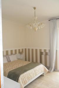 Schlafzimmer mit einem Bett und einem Deckenventilator in der Unterkunft Intero appartamento " Sea Breeze" CIS Regione Puglia in Mola di Bari