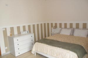 ein Schlafzimmer mit einem Bett und einer weißen Kommode in der Unterkunft Intero appartamento " Sea Breeze" CIS Regione Puglia in Mola di Bari