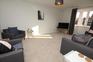 Sala de estar con 2 sofás y TV en The Hanwell en Banbury