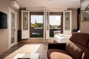 a living room with a couch and a large window at Suite 1907 Oviedo in Oviedo