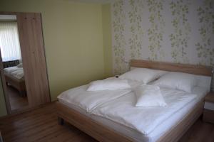 Postel nebo postele na pokoji v ubytování Gästehaus Sylvia