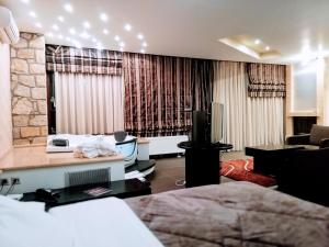 Postel nebo postele na pokoji v ubytování Nymfes Hotel