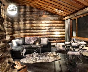 a living room with a couch and a table at Ruka Chalet Charmant Oliver in Ruka