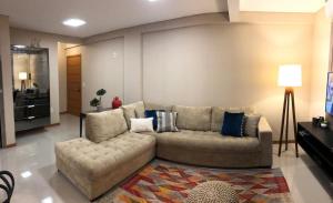 sala de estar con sofá y TV en Residencial Lumini, en Florianópolis