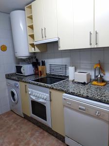 A kitchen or kitchenette at Apartamento Turístico Príncipe Cáceres AT-CC-00415