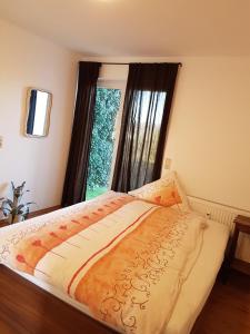 sypialnia z łóżkiem i dużym oknem w obiekcie Ferienwohnung Morbach w mieście Morbach