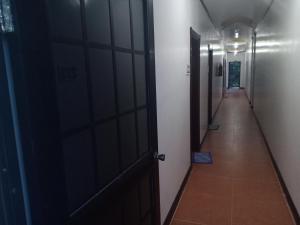 korytarz z drzwiami i długi korytarz z długim korytarzem w obiekcie Seashore Beach Resort w mieście Puerto Galera