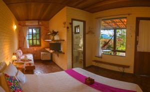 Cama ou camas em um quarto em Pousada Villa Lagoa das Cores mais 37 fotos