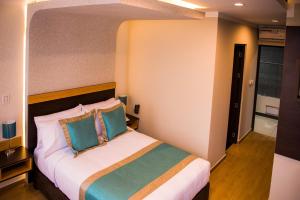 Cama ou camas em um quarto em Hotel Diamond Lima