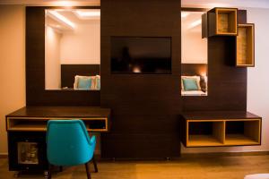 Uma TV ou centro de entretenimento em Hotel Diamond Lima