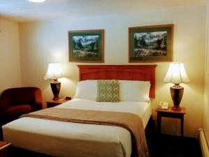 Llit o llits en una habitació de Alaska Country Inn